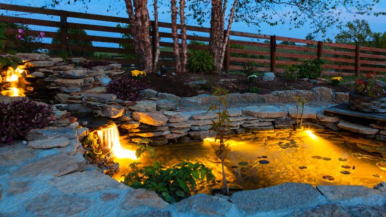 vijver-stenen-rand-lamp